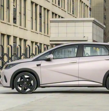 10万级市场销量标杆，回归经典两厢造型，黑化轮圈，运动感满满！